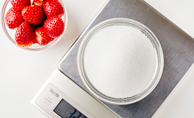 スケールに載った砂糖の写真