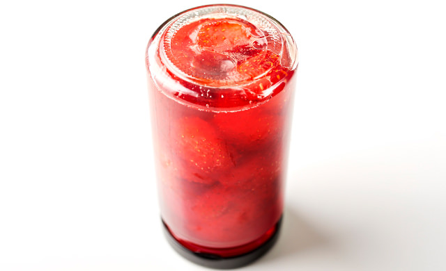 瓶に詰めたジャムを逆さに置いた写真