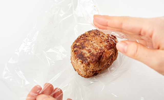 ラップでハンバーグを包む写真