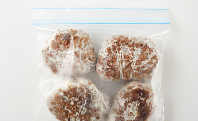 保存袋に入れたハンバーグの写真