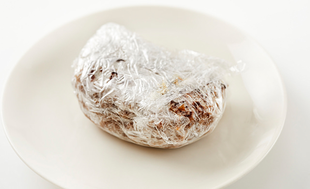 耐熱皿に入れた冷凍ハンバーグの写真