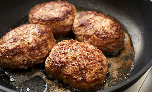 ハンバーグを焼いている写真