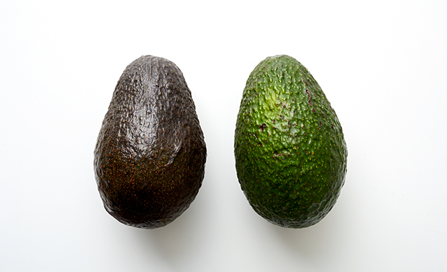 色が異なるアボカドの写真