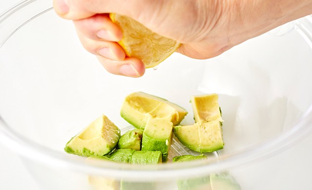 アボカドにレモンを搾る写真