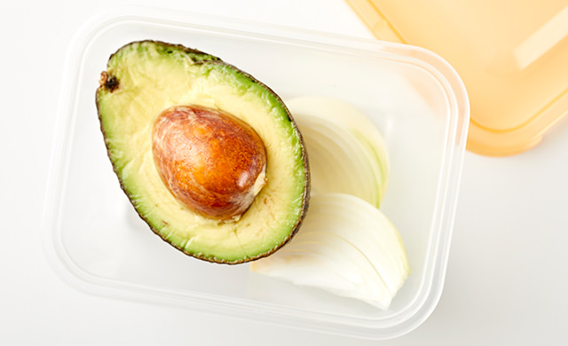 容器にアボカドと玉ねぎを入れた写真
