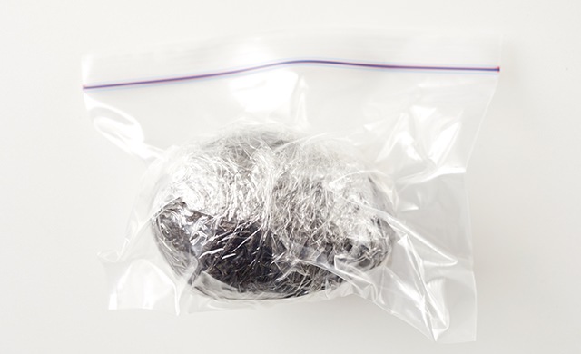 袋に入れたアボカドの写真