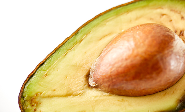 黒い部分のあるアボカドの写真