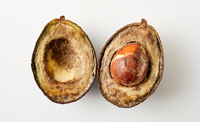 腐っているアボカドの写真