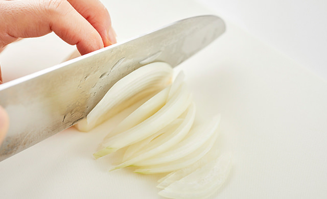 玉ねぎを切る写真