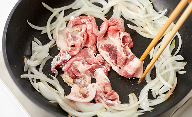 豚肉を加える写真