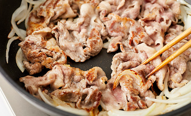 豚肉を焼く写真