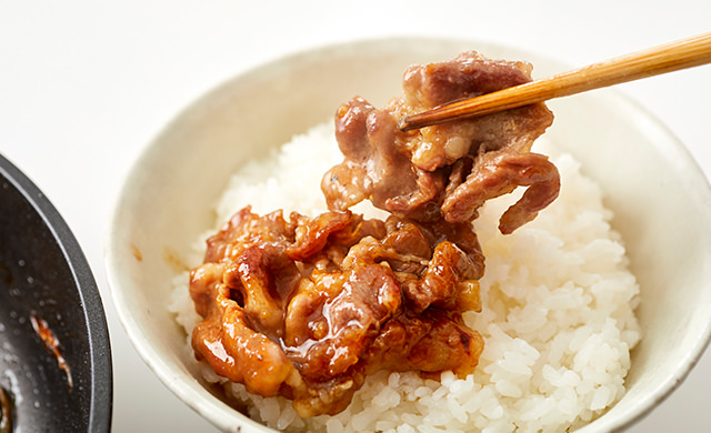 ごはんに肉をのせる写真