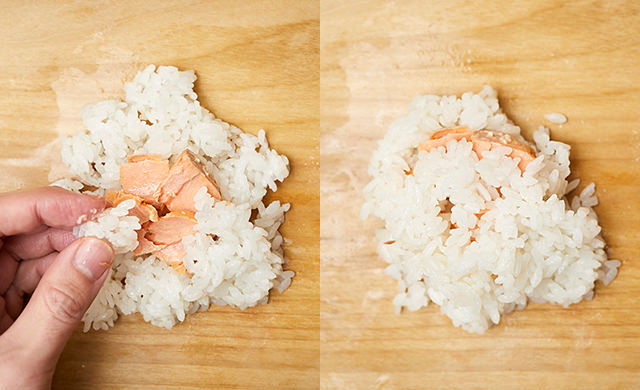 ごはんを具材にかぶせる写真/ごはんをかぶせ終わった写真