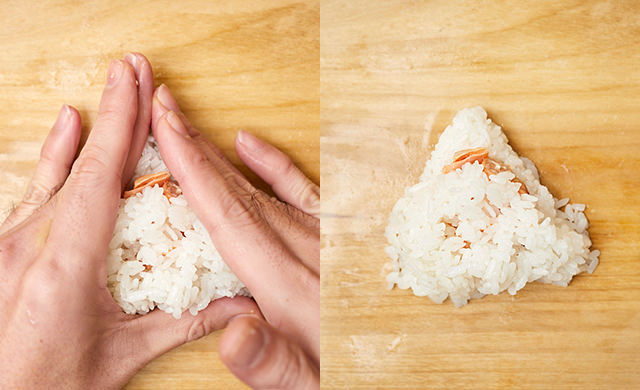 ごはんを三角形に整えた写真/三角形になったごはんの写真