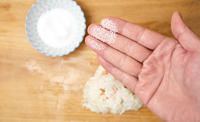 指先に塩を付けた写真