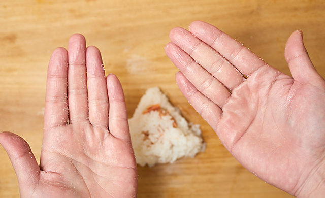 塩を手のひらに広げた写真