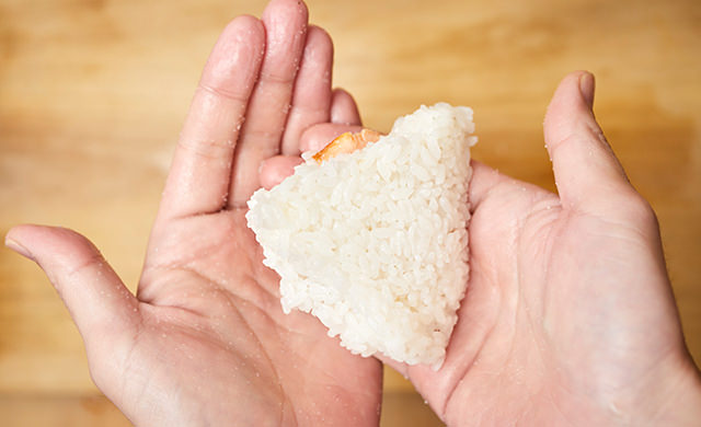 手のひらにごはんを移した写真