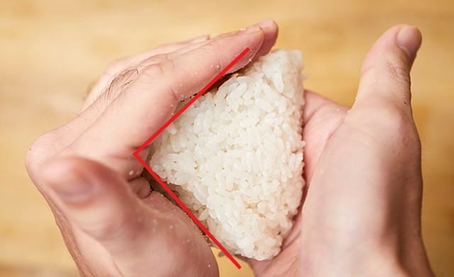 おにぎりを握る写真