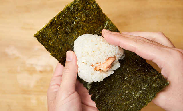 おにぎりをのりに乗せた写真