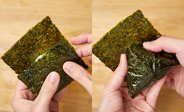 おにぎりにのりをかぶせた写真/のりを左右に折り込む写真