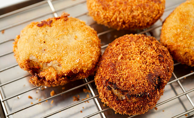 破裂したコロッケの写真