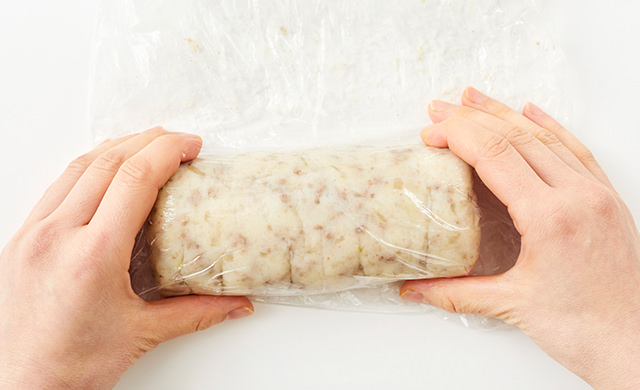 種を筒状に整えた写真