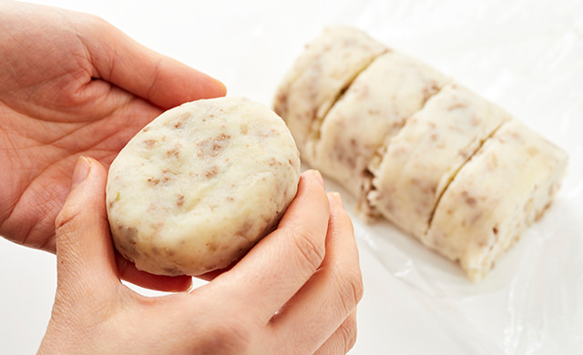 手で成形する写真