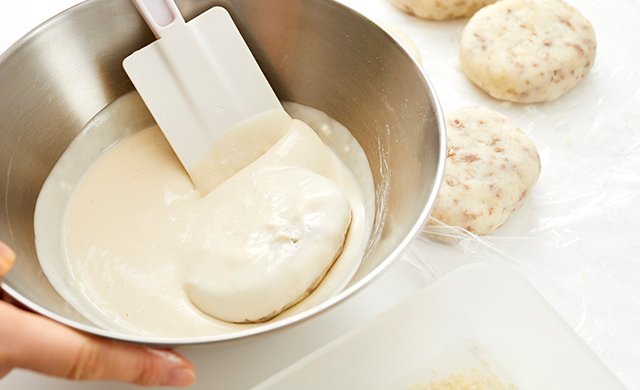 タネに衣をつける写真