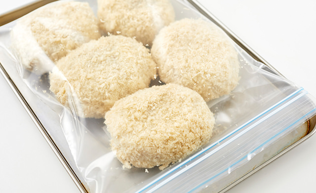 保存袋に入れたコロッケ写真