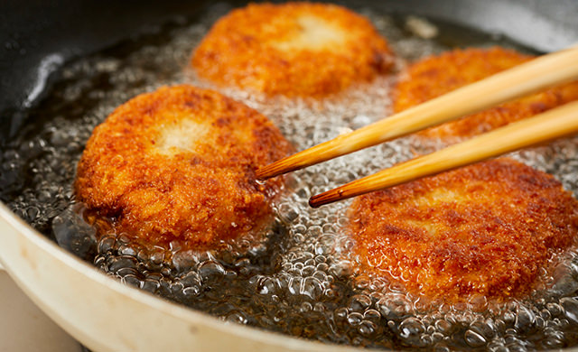 コロッケを揚げている写真