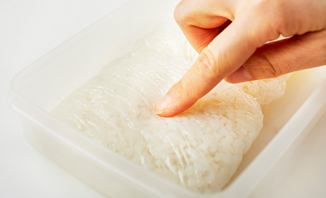冷凍ご飯を触る写真
