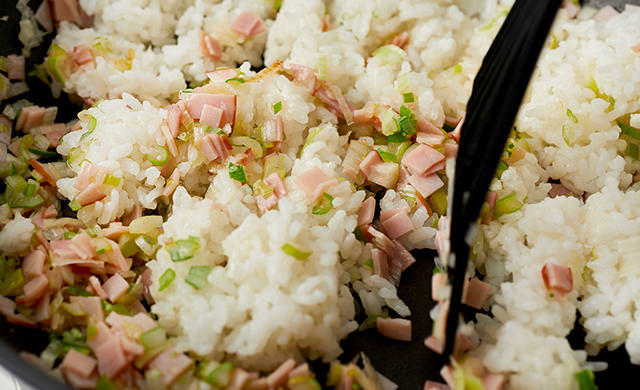 ごはんをほぐしながら炒める写真