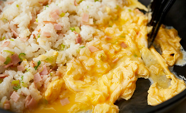 溶き卵を炒める写真