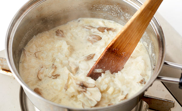 ごはんにスープを吸わせる写真