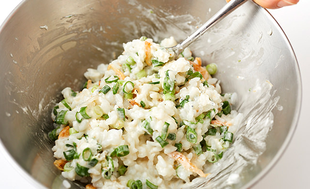 ボウルで具と米を混ぜる写真