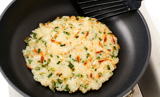 お焼きをフライパンで焼く写真