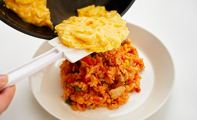 オムレツをかぶせる写真