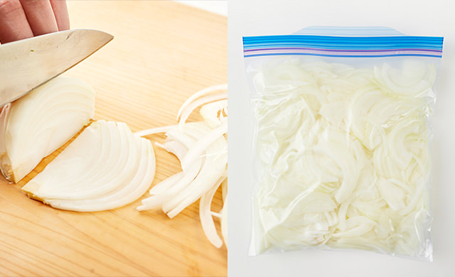 玉ねぎを薄切りする写真/薄切り玉ねぎを保存袋に入れた写真