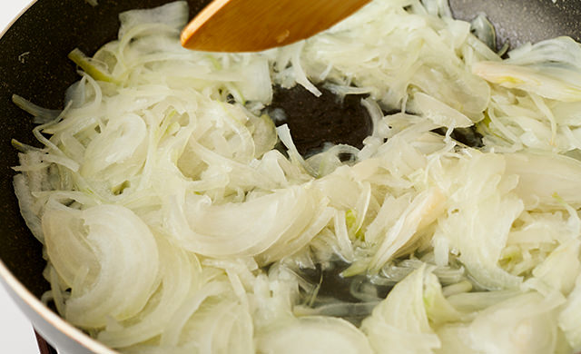 木べらで炒める写真