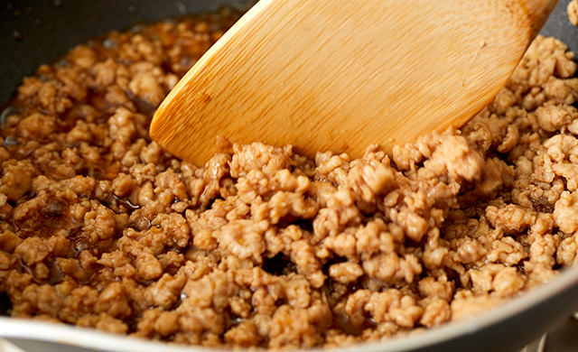 鶏そぼろを炒めている写真