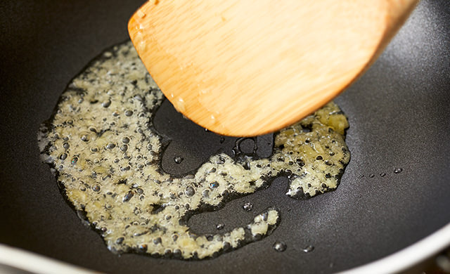 生姜を炒めている写真