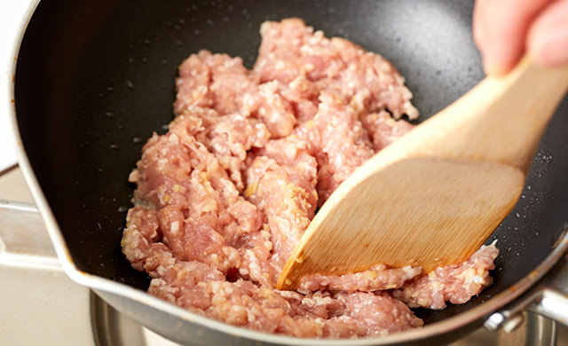 肉を炒めている写真