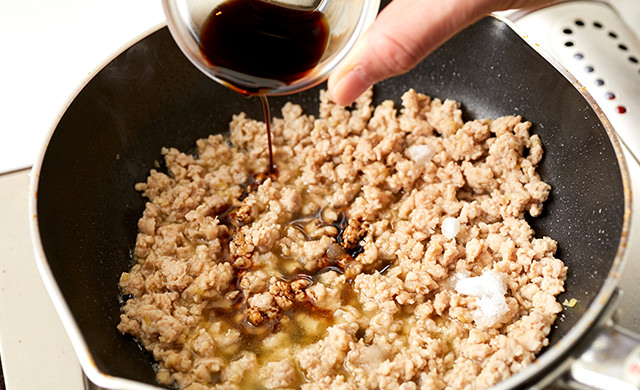 醤油を加えている写真