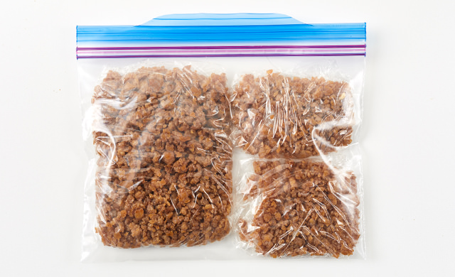 鶏そぼろが保存袋に入った写真