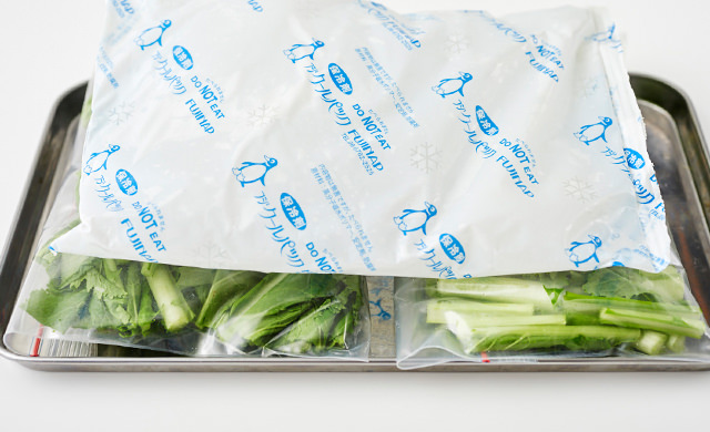 保冷剤をのせる