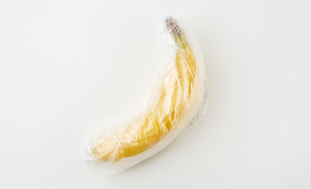 バナナをポリ袋に入れる