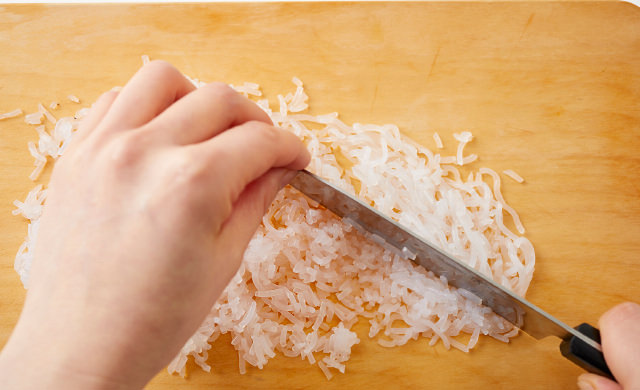 しらたきを包丁で刻む写真