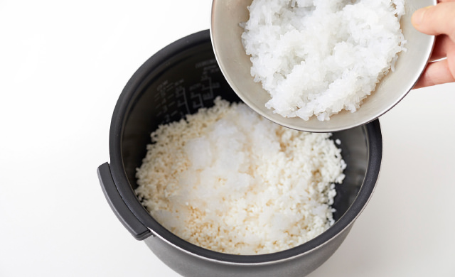 釜にしらたきを入れる写真