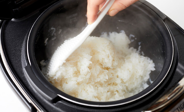 しゃもじで混ぜる写真