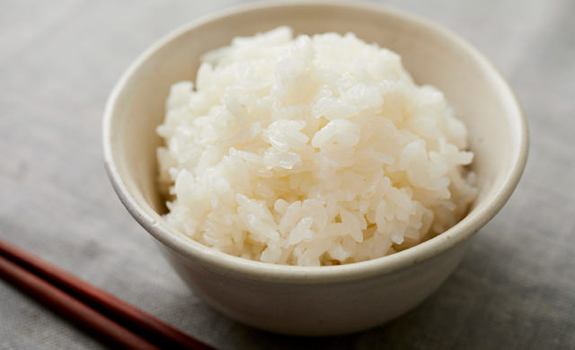 茶碗に盛ったしらたきごはんの写真